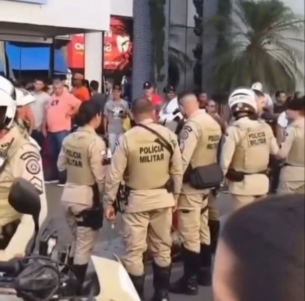 Homem em surto toma arma de vigilante, inicia tiroteio e provoca pânico em agência da Caixa em Feira de Santana